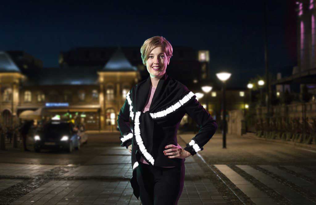 Ann-Sofie Hermansson - Entreprenör - Smart in the dark. Hon bär svart sjal med reflex i mönstret norrsken