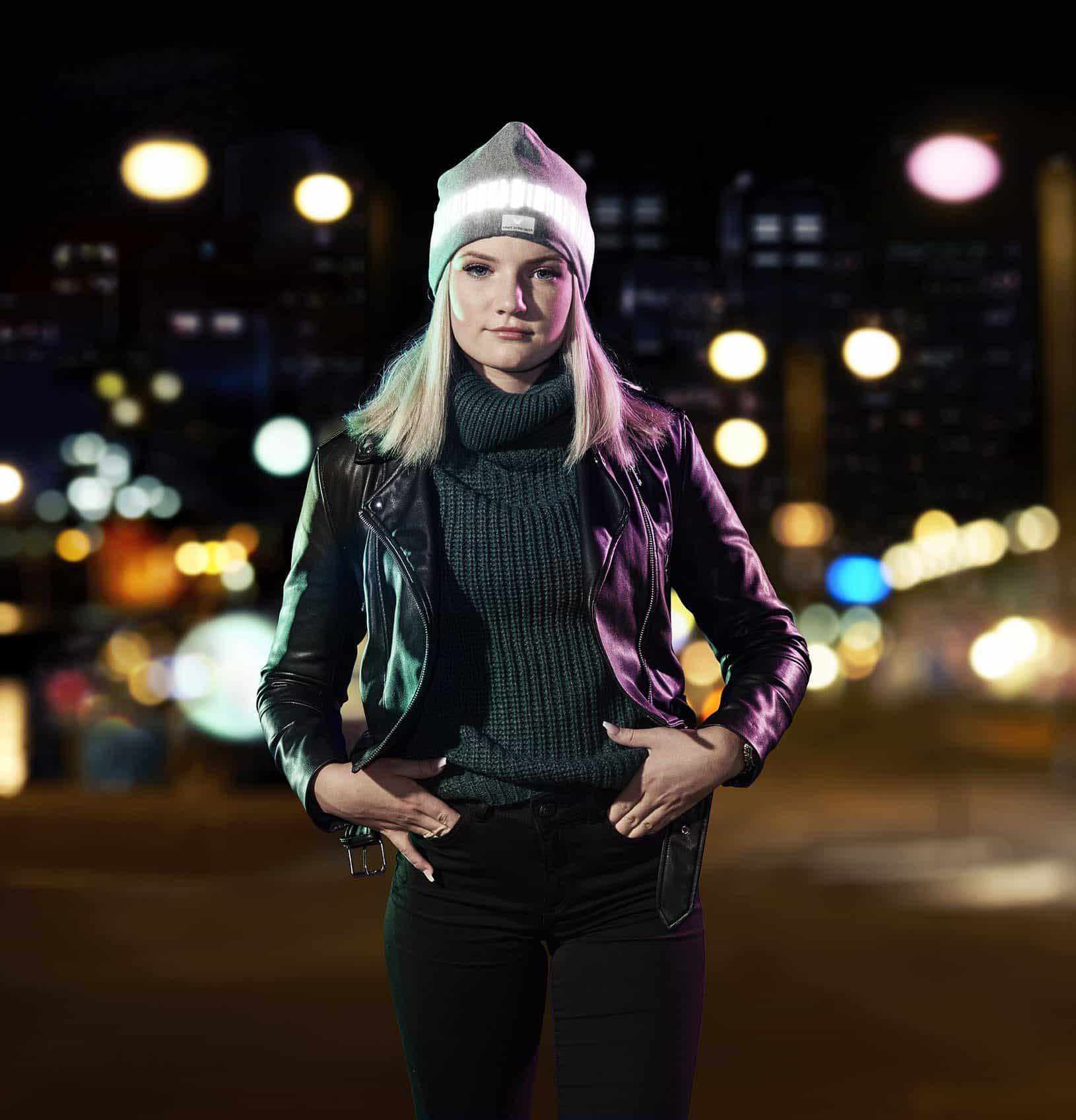 Bomullsmössa i grått med en slinga i mönstret norrsken av reflex runtom mössan