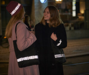 reflexmössa, reflexväska och armreflex i mörkret på två personer