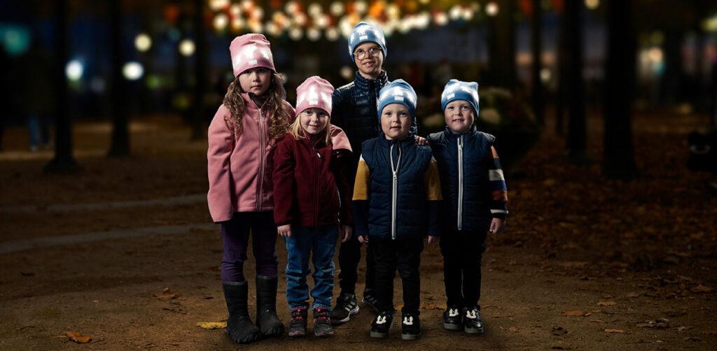 några barn med reflexmössor
