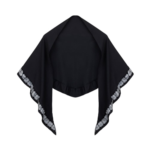 Mjuk, vacker sjal i svart. Volang i nederkant med reflextryck i mönstret fyrklöver