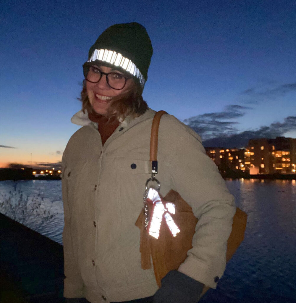 Träningsmössa med reflex och reflexrosett på väska