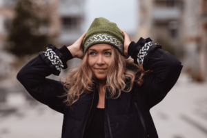 Varm reflexmössa och armreflex från Smart in the dark på kvinna