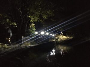 Trail löpare i mörkret löper säkert och synligt med rätt reflexer från Smart in the dark