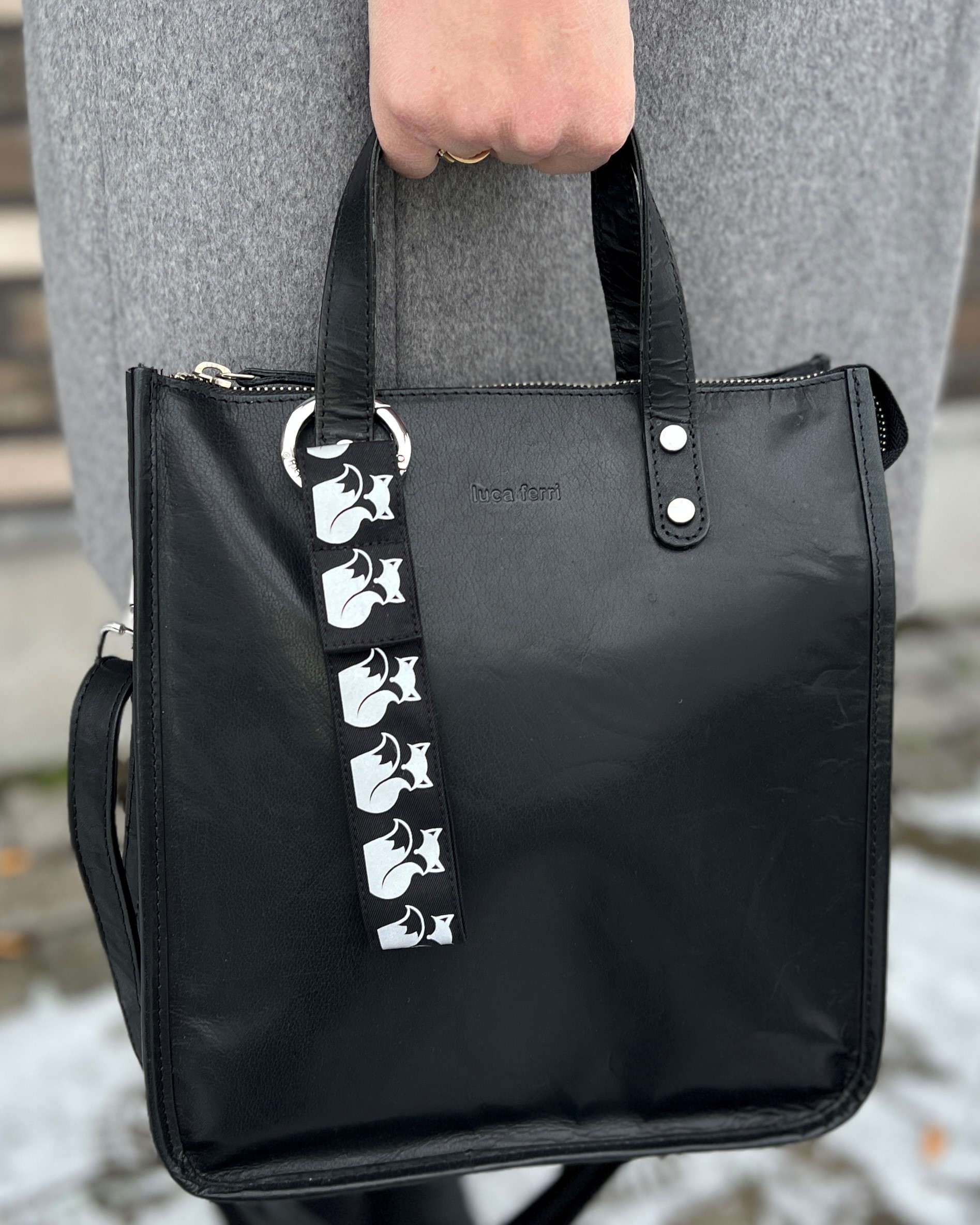 Snygg bag charm med reflex - ELNA i svart med motiv Räv, från Smart in the dark