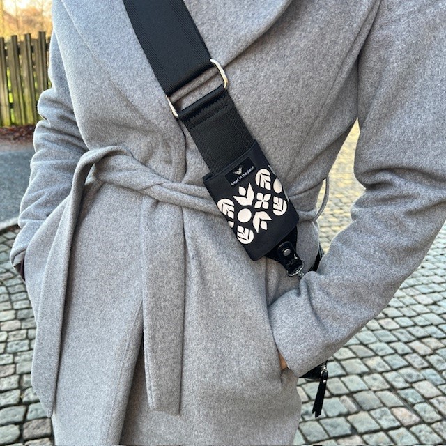 liten smart reflex i svart med motiv skogsglänta för väskor, barnvagnar och cyklar. Smart in the dark