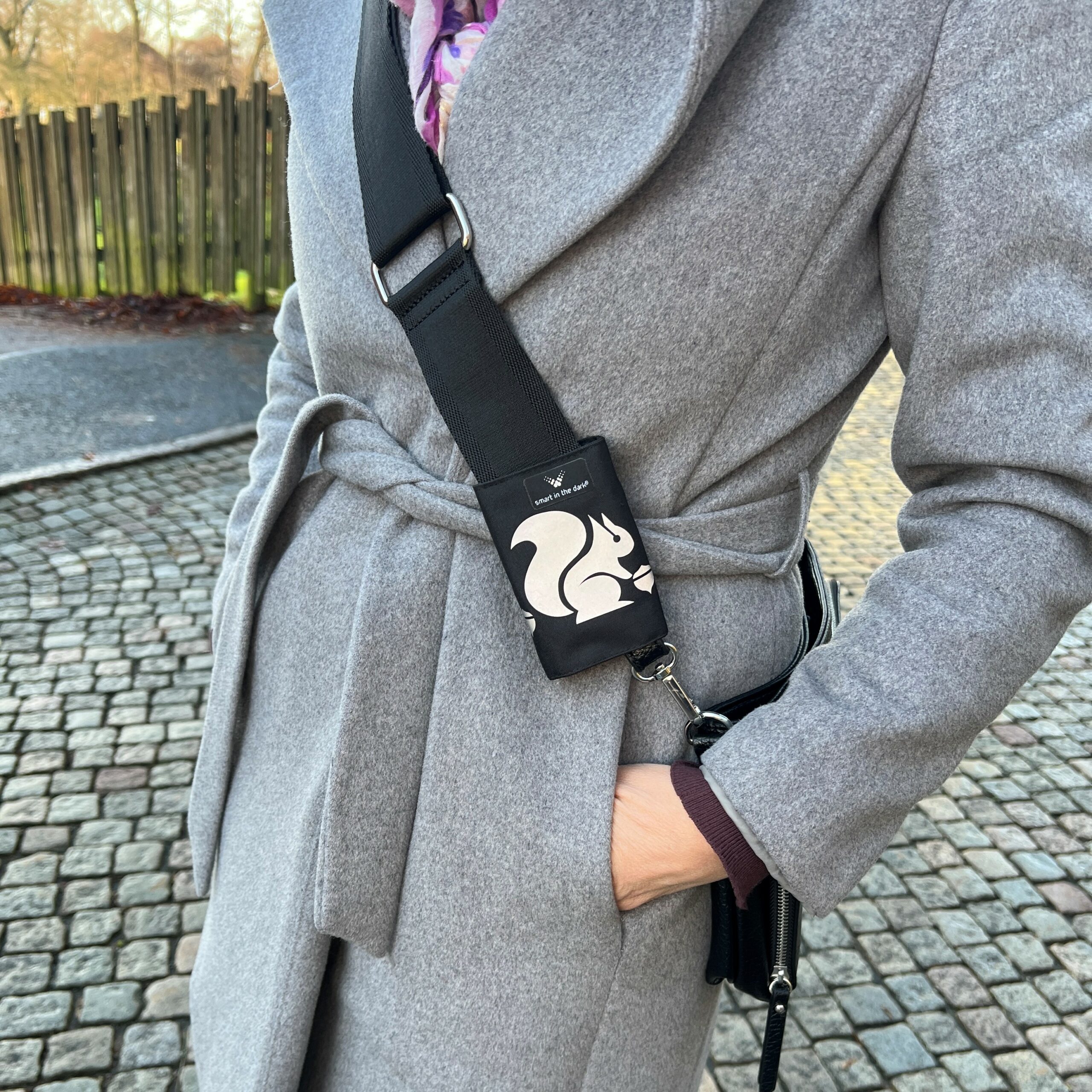 Smart liten reflex för väskan, barnvagnen eller cykeln i svart med motiv ekorre, smart in the dark