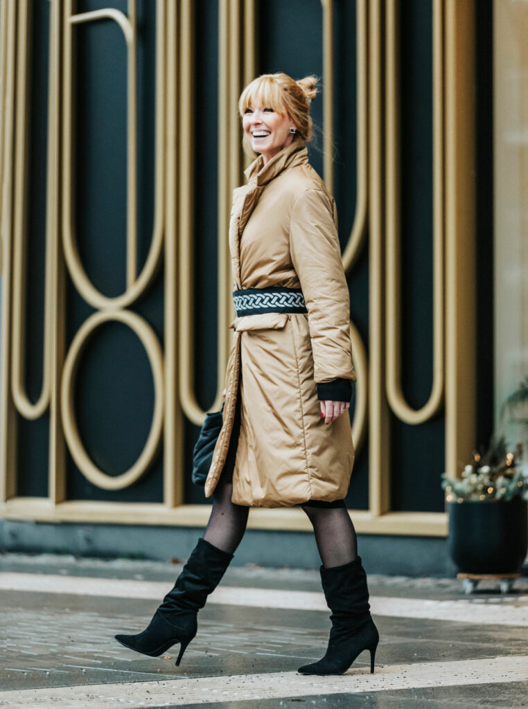 Fridas reflexskärp blir en snygg och synlig accessoar till vardag som fest. Fotograf: Lisa Barryd.