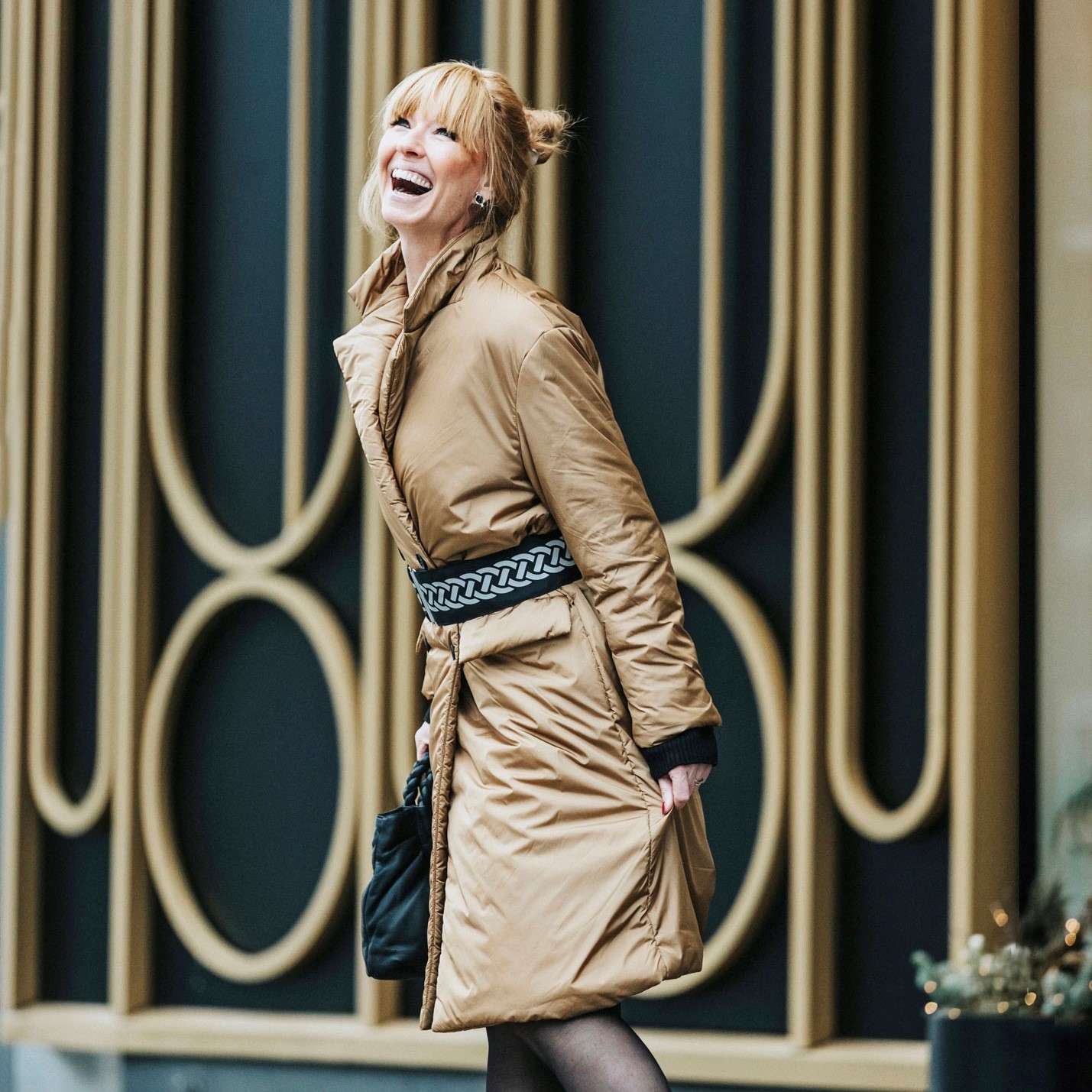 Frida Zetterström med ett svart reflexbälte i motiv: Fläta från Smart in the dark. En trendig detalj som samtidigt är en reflex.