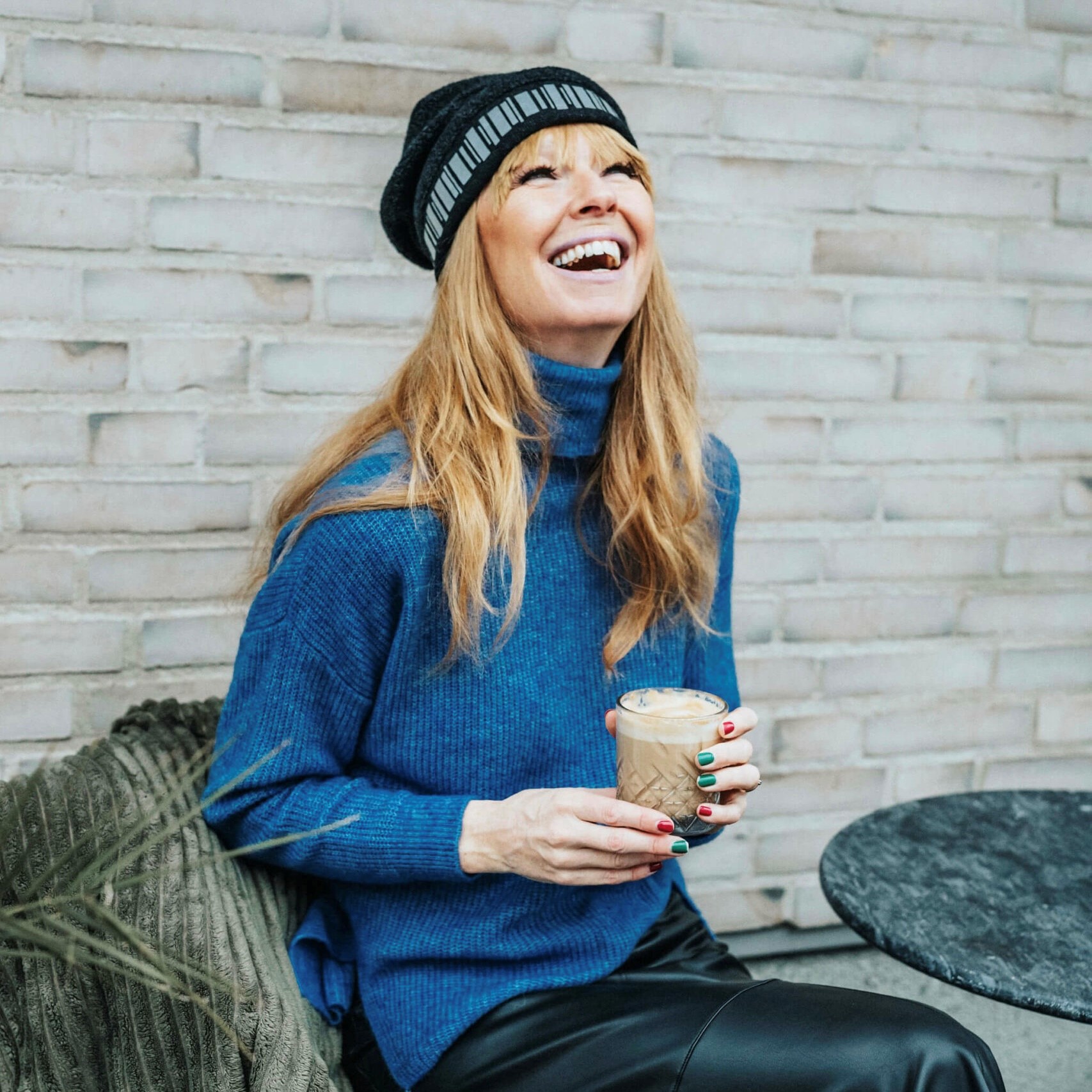 Frida Zetterberg i en snygg och praktisk mössa med reflex från Smart in the dark. Mössan är i ull och kashmir och håller dig varm samtidigt som den gör att du kan känna dig trygg i trafiken